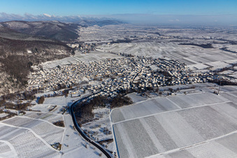 Vue aérienne de Vue aérienne d'hiver sous la neige à Klingenmünster dans le département Rhénanie-Palatinat, Allemagne