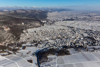 Vue aérienne de Vue hivernale de la ville enneigée du centre-ville à Klingenmünster dans le département Rhénanie-Palatinat, Allemagne