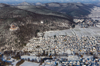 Vue aérienne de Vue aérienne d'hiver sous la neige à Klingenmünster dans le département Rhénanie-Palatinat, Allemagne