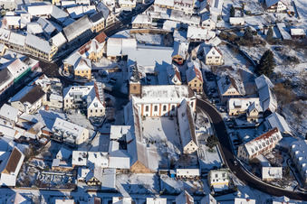 Vue aérienne de Vue aérienne hivernale sous la neige du monastère Klingenmünster à Klingenmünster dans le département Rhénanie-Palatinat, Allemagne