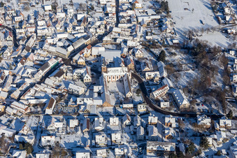 Vue aérienne de Vue aérienne hivernale sous la neige du monastère Klingenmünster à Klingenmünster dans le département Rhénanie-Palatinat, Allemagne
