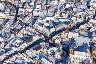 Vue aérienne de Vue aérienne hivernale sous la neige du centre-ville Klingenmünster à Klingenmünster dans le département Rhénanie-Palatinat, Allemagne