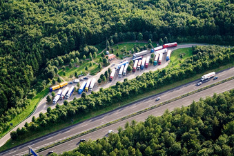 Vue aérienne de Mutschelbach, parking d'autoroute à le quartier Untermutschelbach in Karlsbad dans le département Bade-Wurtemberg, Allemagne