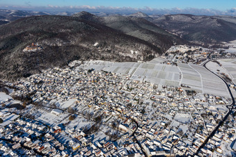 Vue aérienne de Vue aérienne d'hiver sous la neige à Klingenmünster dans le département Rhénanie-Palatinat, Allemagne