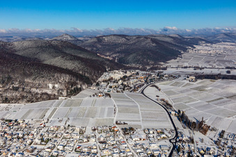 Vue aérienne de Vue aérienne d'hiver dans la neige du Pfalzklinikum für Psychatrie à Klingenmünster dans le département Rhénanie-Palatinat, Allemagne