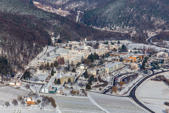 Vue aérienne de Vue aérienne d'hiver dans la neige du Pfalzklinikum für Psychatrie à Klingenmünster dans le département Rhénanie-Palatinat, Allemagne