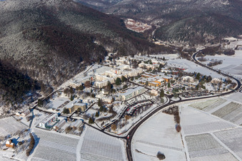 Vue aérienne de Terrain de l'hôpital enneigé en hiver de la clinique de psychiatrie et de psychothérapie de l'enfant et de l'adolescent dans le district de Pfalzklinik Landeck à Klingenmünster dans le département Rhénanie-Palatinat, Allemagne