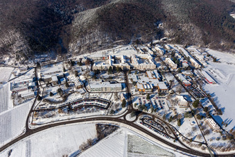 Vue aérienne de Vue aérienne d'hiver dans la neige du Pfalzklinikum für Psychatrie à Klingenmünster dans le département Rhénanie-Palatinat, Allemagne