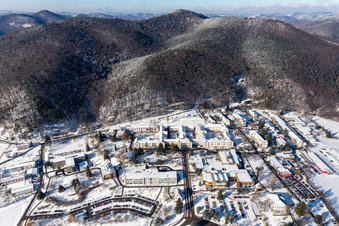 Photographie aérienne de Terrain de l'hôpital enneigé en hiver de la clinique de psychiatrie et de psychothérapie de l'enfant et de l'adolescent dans le district de Pfalzklinik Landeck à Klingenmünster dans le département Rhénanie-Palatinat, Allemagne