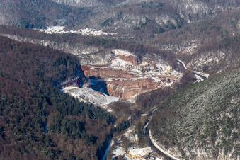 Vue aérienne de Vue aérienne hivernale sous la neige de la carrière de PfalzGranit à Waldhambach dans le département Rhénanie-Palatinat, Allemagne