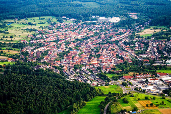 Vue aérienne de Du nord à le quartier Langensteinbach in Karlsbad dans le département Bade-Wurtemberg, Allemagne