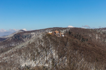 Vue aérienne de Vue aérienne hivernale de Madenburg sous la neige à Eschbach dans le département Rhénanie-Palatinat, Allemagne