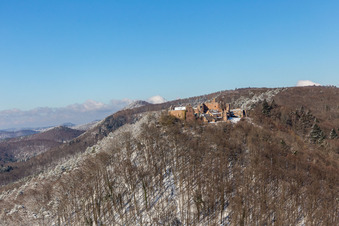 Vue aérienne de Vue aérienne hivernale de Madenburg sous la neige à Eschbach dans le département Rhénanie-Palatinat, Allemagne