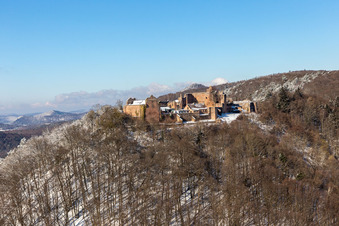 Vue aérienne de Vue aérienne hivernale de Madenburg sous la neige à Eschbach dans le département Rhénanie-Palatinat, Allemagne