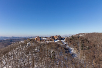Vue aérienne de Ruines enneigées et vestiges des murs de l'ancien complexe du château, ruines du château de Madenburg à Eschbach dans le département Rhénanie-Palatinat, Allemagne