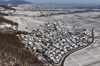 Vue aérienne de Vignobles enneigés en hiver au pied de la lisière de Haardt dans la forêt du Palatinat à Eschbach dans le département Rhénanie-Palatinat, Allemagne