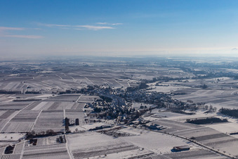 Vue aérienne de Vue aérienne d'hiver sous la neige à Göcklingen dans le département Rhénanie-Palatinat, Allemagne