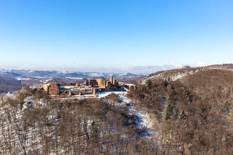 Vue aérienne de Vue aérienne hivernale de Madenburg sous la neige à Eschbach dans le département Rhénanie-Palatinat, Allemagne