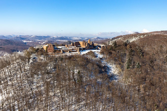 Vue aérienne de Vue aérienne hivernale de Madenburg sous la neige à Eschbach dans le département Rhénanie-Palatinat, Allemagne