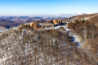 Vue aérienne de Vue aérienne hivernale de Madenburg sous la neige à Eschbach dans le département Rhénanie-Palatinat, Allemagne