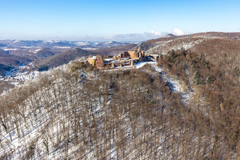 Vue aérienne de Vue aérienne hivernale de Madenburg sous la neige à Eschbach dans le département Rhénanie-Palatinat, Allemagne