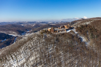 Vue aérienne de Vue aérienne hivernale de Madenburg sous la neige à Eschbach dans le département Rhénanie-Palatinat, Allemagne