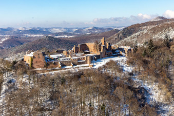 Vue aérienne de Ruines enneigées et vestiges des murs de l'ancien complexe du château, ruines du château de Madenburg à Eschbach dans le département Rhénanie-Palatinat, Allemagne