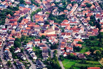 Vue aérienne de Centre-ville vu du nord à le quartier Langensteinbach in Karlsbad dans le département Bade-Wurtemberg, Allemagne