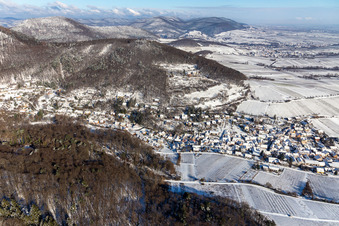 Vue aérienne de Vue aérienne d'hiver sous la neige à Leinsweiler dans le département Rhénanie-Palatinat, Allemagne