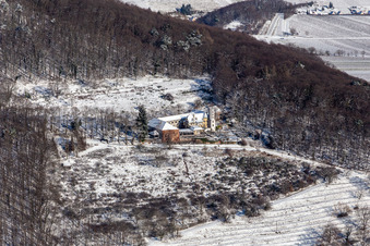 Vue aérienne de Vue aérienne hivernale sous la neige depuis Slevogthof à Leinsweiler dans le département Rhénanie-Palatinat, Allemagne