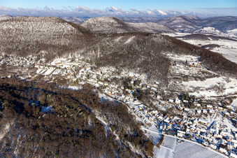Vue aérienne de Vue aérienne d'hiver sous la neige à Leinsweiler dans le département Rhénanie-Palatinat, Allemagne