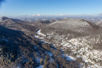 Vue aérienne de Vue aérienne hivernale dans la neige du Birnbachtal à Leinsweiler dans le département Rhénanie-Palatinat, Allemagne