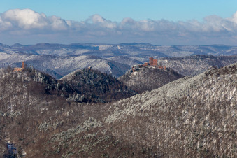 Vue aérienne de Vue aérienne hivernale sous la neige des trois châteaux Trifels, Anebos et Scharfenberg depuis le Birnbachtal à Waldrohrbach dans le département Rhénanie-Palatinat, Allemagne