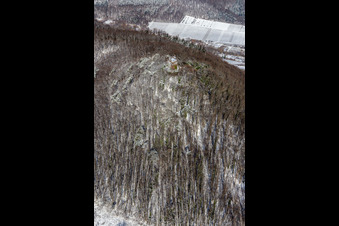 Vue aérienne de Vue aérienne hivernale sous la neige du château de Neukastell à Leinsweiler dans le département Rhénanie-Palatinat, Allemagne