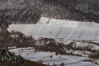 Vue aérienne de Photographie aérienne hivernale dans la neige d'un parapente atterrissant dans le Ranschbachtal à Ranschbach dans le département Rhénanie-Palatinat, Allemagne