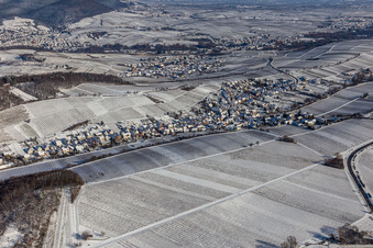 Vue aérienne de Vue aérienne d'hiver sous la neige à Ranschbach dans le département Rhénanie-Palatinat, Allemagne
