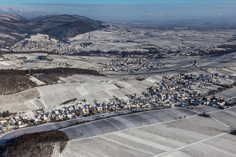 Vue aérienne de Vue aérienne d'hiver sous la neige à Ranschbach dans le département Rhénanie-Palatinat, Allemagne