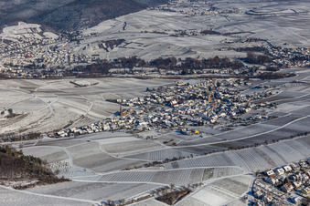 Vue aérienne de Vue aérienne d'hiver sous la neige à Birkweiler dans le département Rhénanie-Palatinat, Allemagne