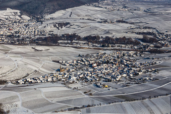 Vue aérienne de Vue aérienne d'hiver sous la neige à Birkweiler dans le département Rhénanie-Palatinat, Allemagne