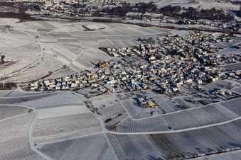 Vue aérienne de Vue aérienne d'hiver sous la neige à Birkweiler dans le département Rhénanie-Palatinat, Allemagne