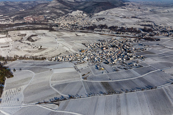 Vue aérienne de Vue aérienne d'hiver sous la neige à Birkweiler dans le département Rhénanie-Palatinat, Allemagne