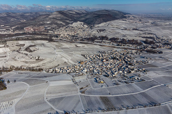 Vue aérienne de Les vignobles enneigés en hiver entourent la zone de peuplement du village à Birkweiler dans le département Rhénanie-Palatinat, Allemagne