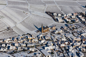 Vue aérienne de Les vignobles enneigés en hiver entourent la zone de peuplement du village à Birkweiler dans le département Rhénanie-Palatinat, Allemagne