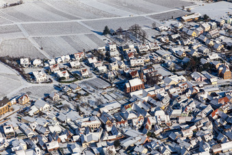 Vue aérienne de Vue aérienne hivernale de l'église protestante sous la neige à Birkweiler dans le département Rhénanie-Palatinat, Allemagne