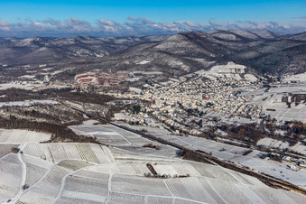 Vue aérienne de Vue aérienne d'hiver sous la neige à Albersweiler dans le département Rhénanie-Palatinat, Allemagne