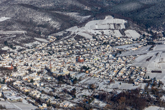Vue aérienne de Vue aérienne d'hiver sous la neige à Albersweiler dans le département Rhénanie-Palatinat, Allemagne