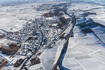 Vue aérienne de Vue aérienne d'hiver sous la neige à Siebeldingen dans le département Rhénanie-Palatinat, Allemagne