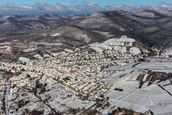 Vue aérienne de Paysage hivernal enneigé de la vallée du Queich entouré de montagnes à Albersweiler dans le département Rhénanie-Palatinat, Allemagne