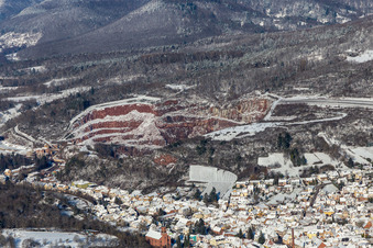 Vue aérienne de Vue aérienne hivernale sous la neige de la carrière Basalt-AG à Albersweiler dans le département Rhénanie-Palatinat, Allemagne