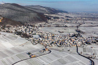 Vue aérienne de Vue aérienne d'hiver sous la neige à Frankweiler dans le département Rhénanie-Palatinat, Allemagne